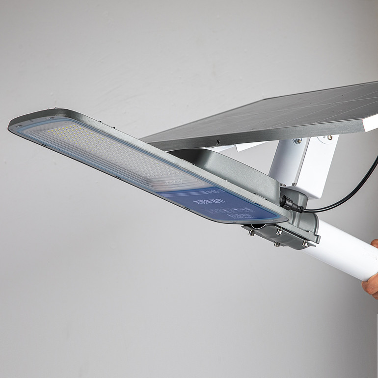 Integrated IP65 waterproof solar street lamp for outdoor rural community