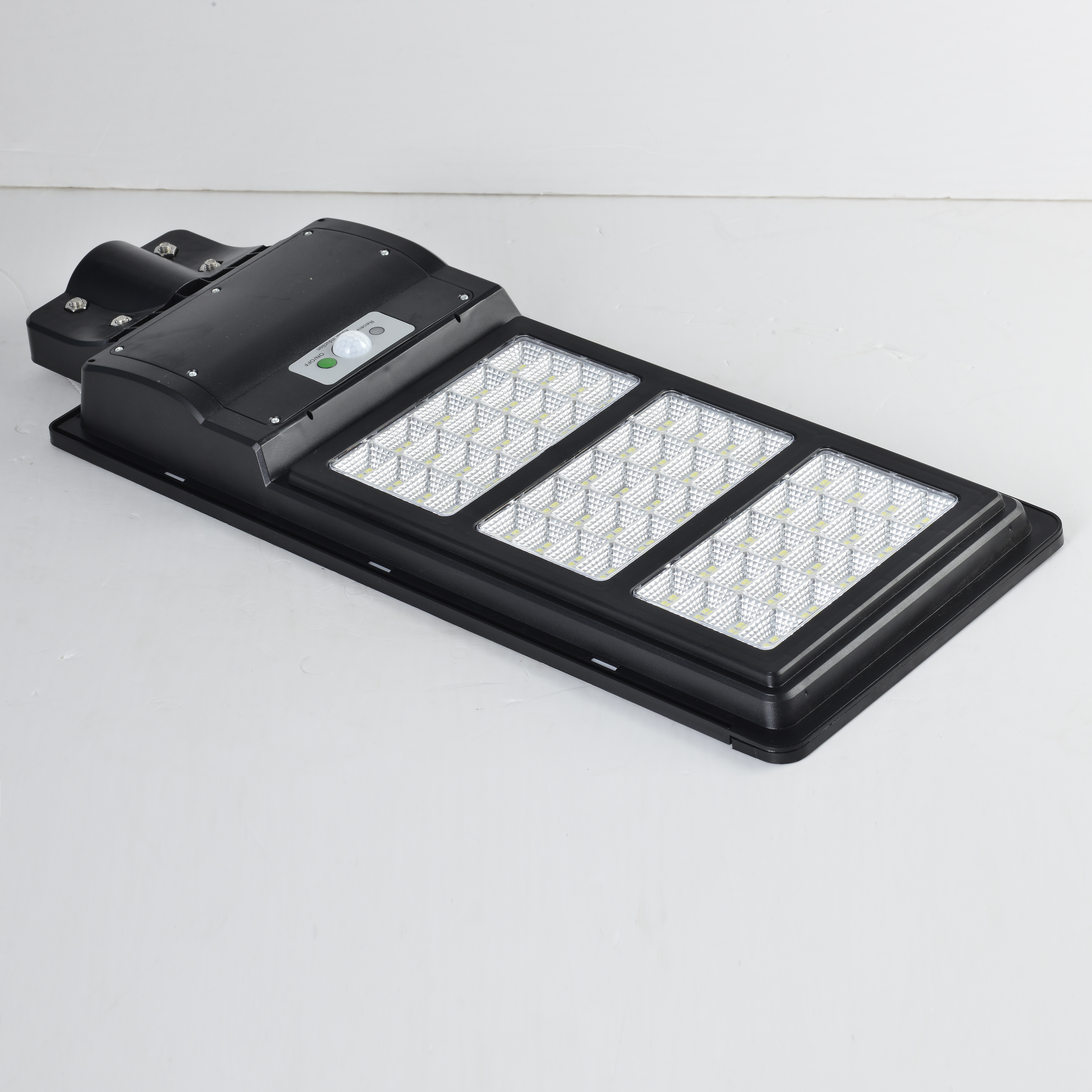 Diamond integrated LED solar street lamp