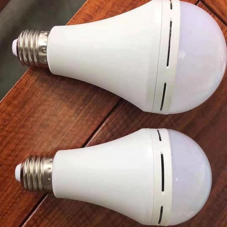 Intelligent emergency highlighting screw LED bulb lamp