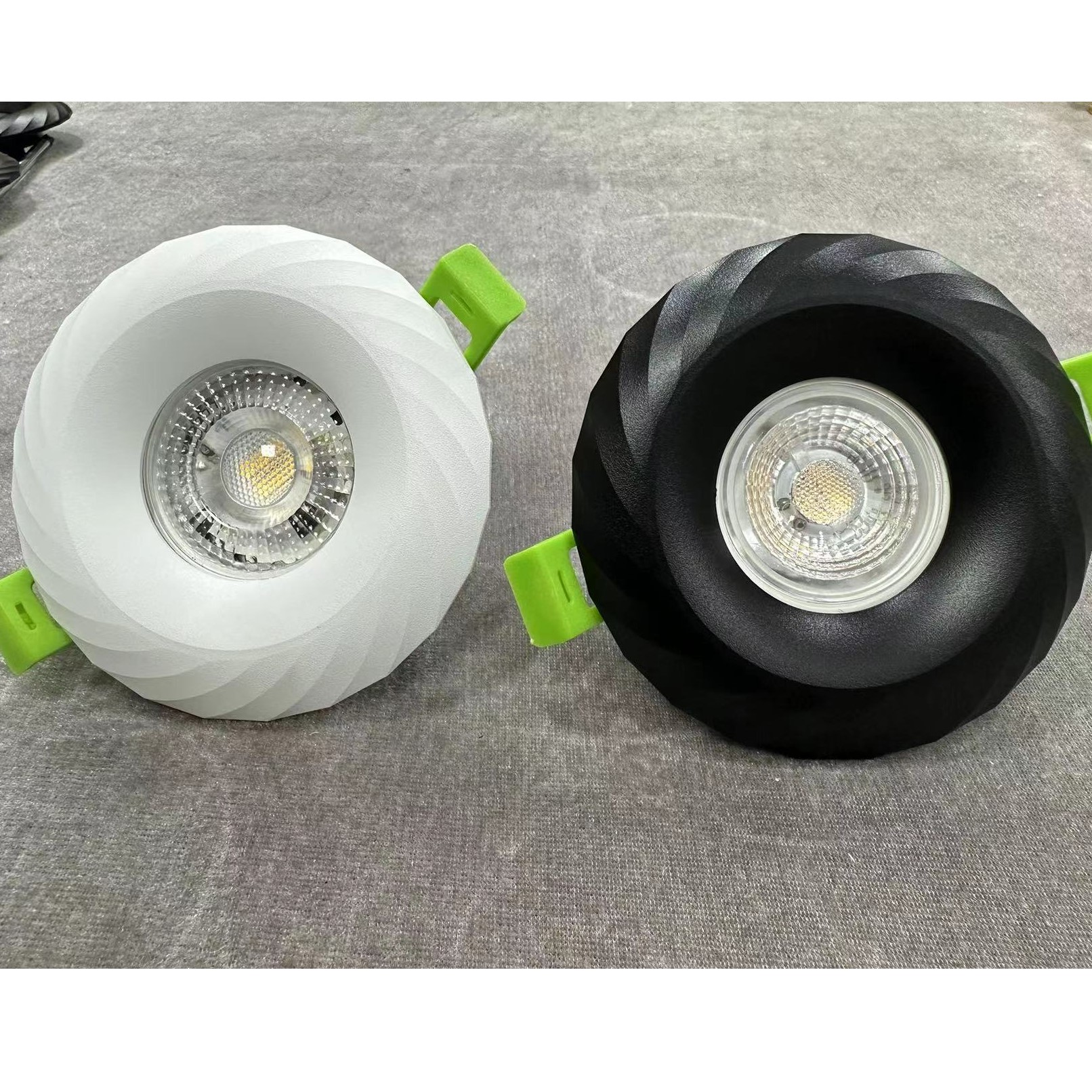 Spiral round black and white downlight kit