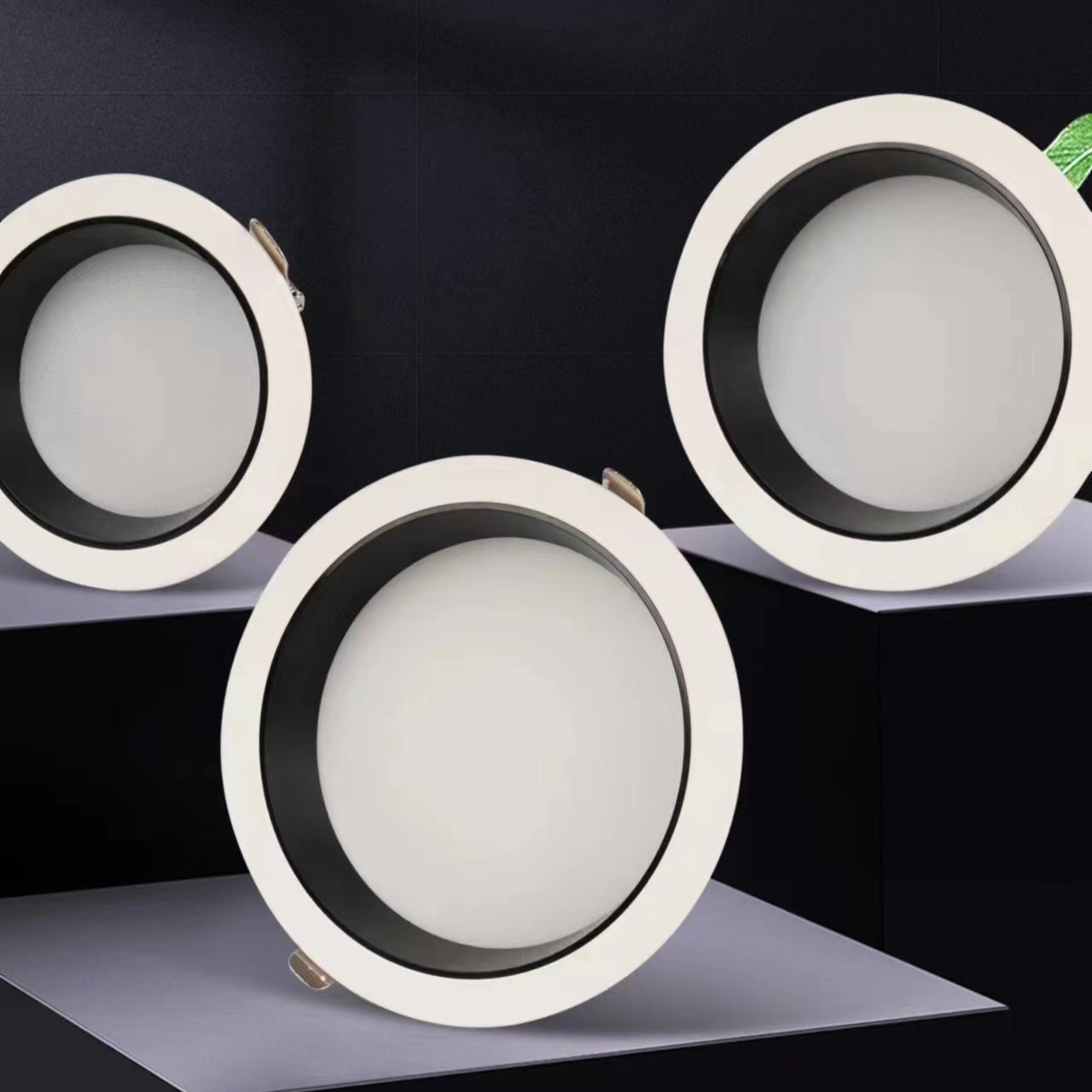 All aluminum material has a long lifespan and good heat dissipation. Deep cup anti glare downlight