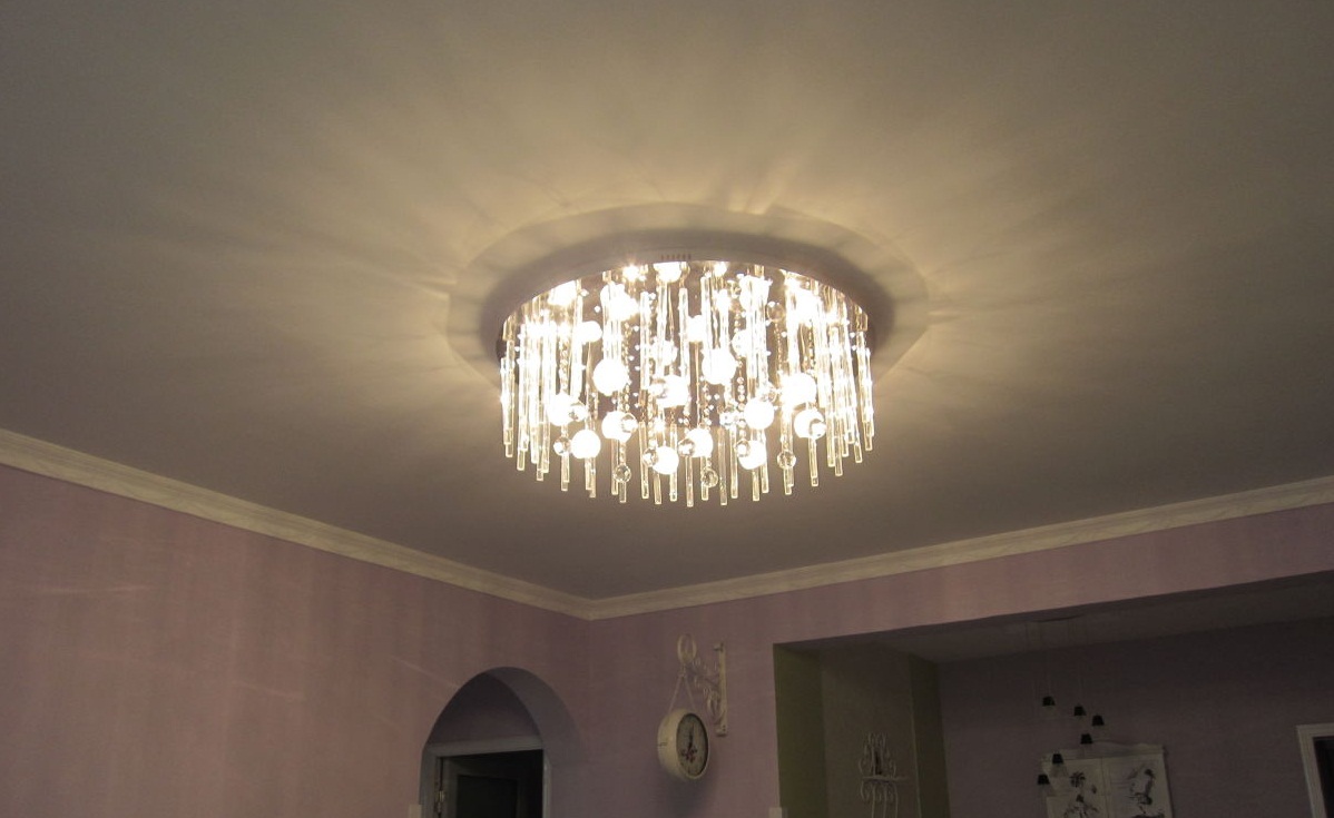 The living room crystal lamp installation method   