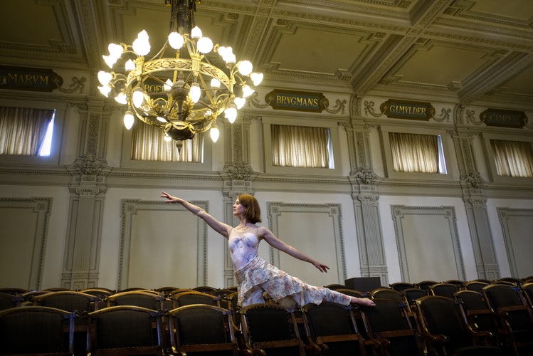The Needs to Understand the Skills of Buying a Large Crystal Chandelier in the Middle Floor