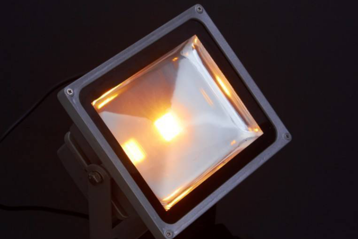 What are the maintenance methods of floodlights?