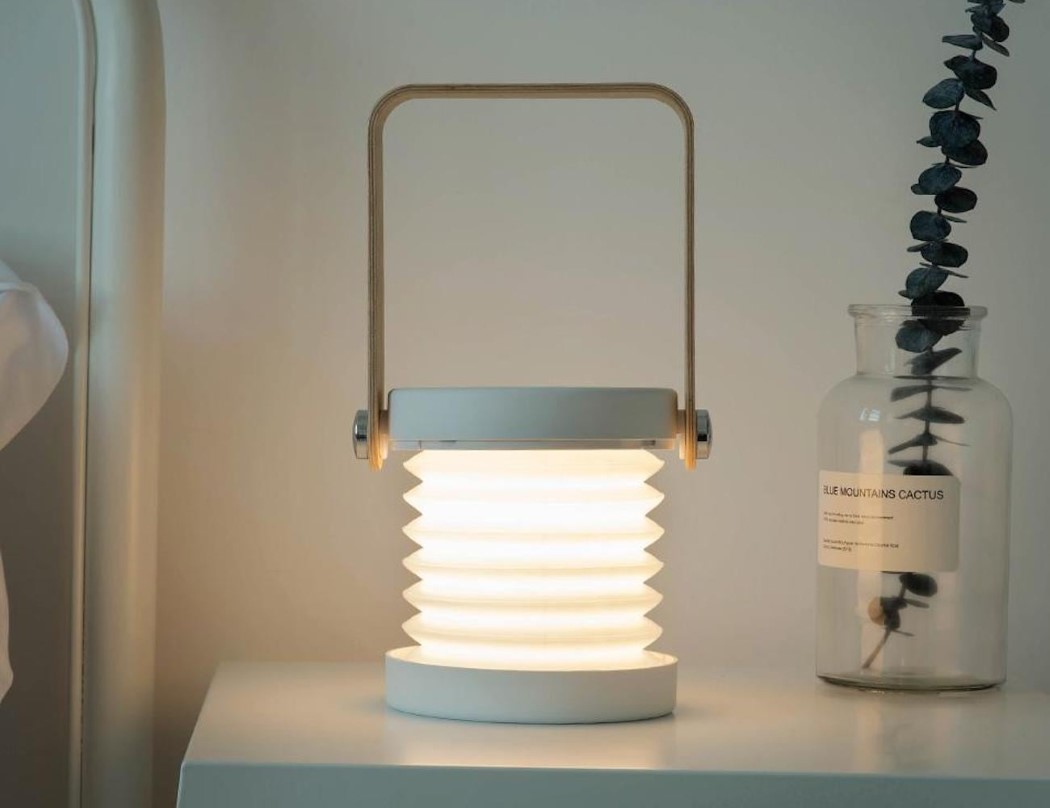 The Accordion Touch Light can Alternate between Being A Lantern and A Table-lamp