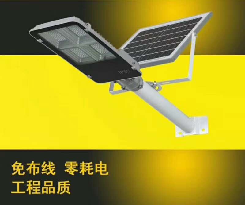 Wiring-free, zero-power, four-head solar street lamp