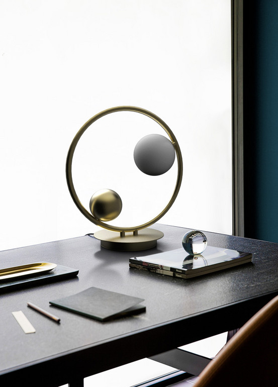 Modern contracted individual character desk lamp