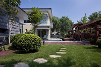 Courtyard Lawn Lights with These Features Are Worth Choosing