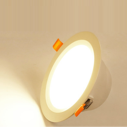 Embedded anti-dazzle LED downlight in living room hallway