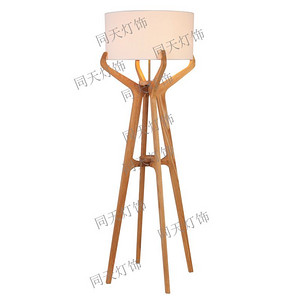 Wooden frame supports four-corner lampshade, simple and fashionable creative floor lamp