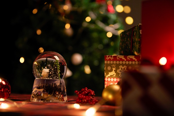 Christmas Night Lights Can Enhance the Mood of the Bedroom