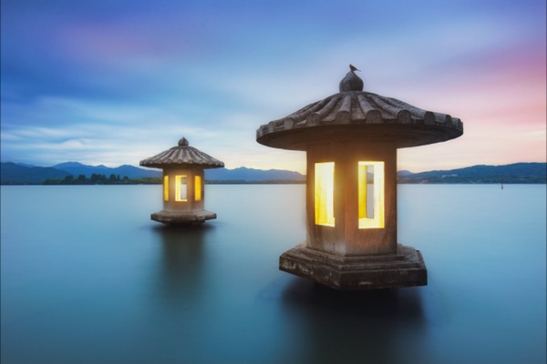 What Special Scenes Can a Japanese Stone Lantern Be Used?